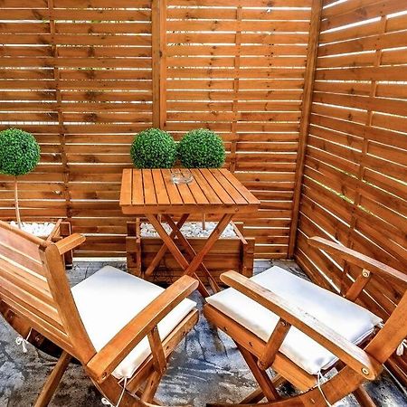 Lux Studio 11 With Yard In The Heart Of Athens Atenas Exterior foto