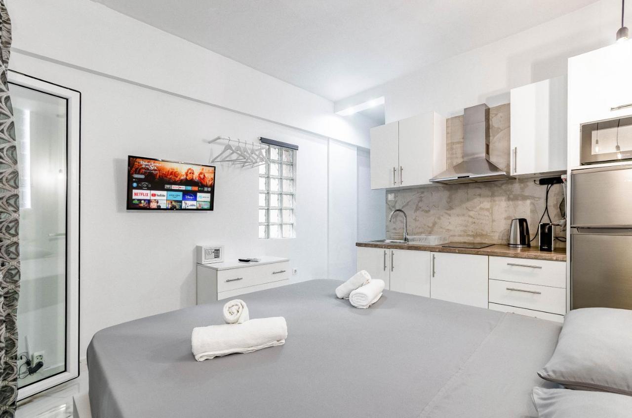 Lux Studio 11 With Yard In The Heart Of Athens Atenas Exterior foto