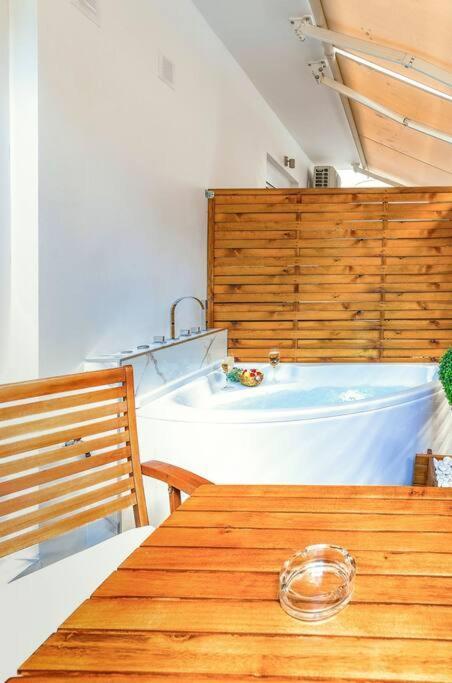 Lux Studio 11 With Yard In The Heart Of Athens Atenas Exterior foto